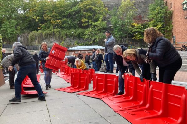 Mobiele waterkering met waterschotten die door iedereen zijn neer te zetten bij overstroming en wateroverlast Mobiele waterkering met waterschotten die door iedereen zijn neer te zetten bij overstroming en wateroverlast