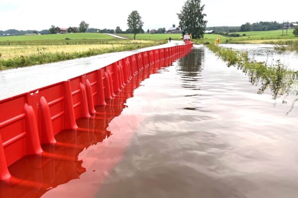Mobiele waterkering ingezet bij wateroverlast en overstroming Mobiele waterkering ingezet bij wateroverlast en overstroming